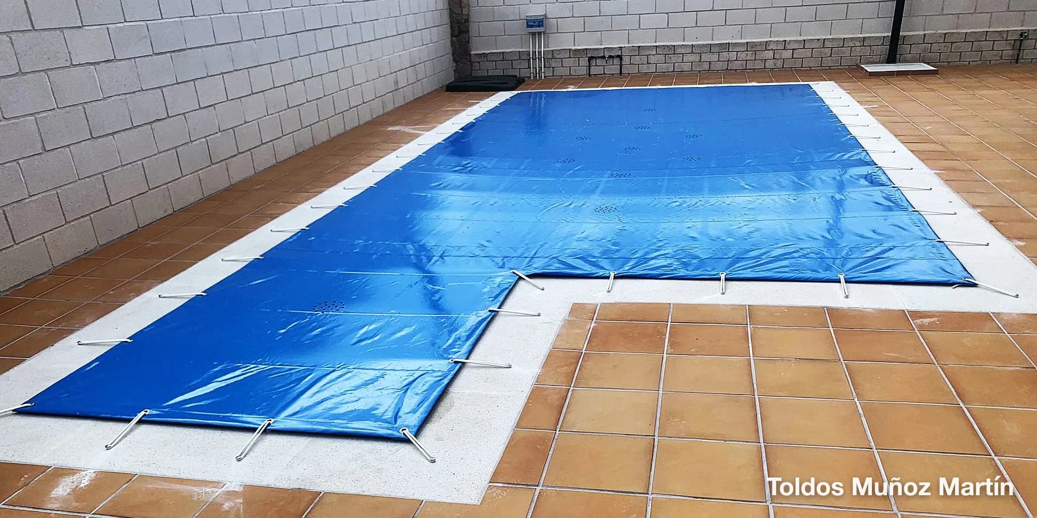 Lonas para piscinas instalado por Toldos Muñoz Martín