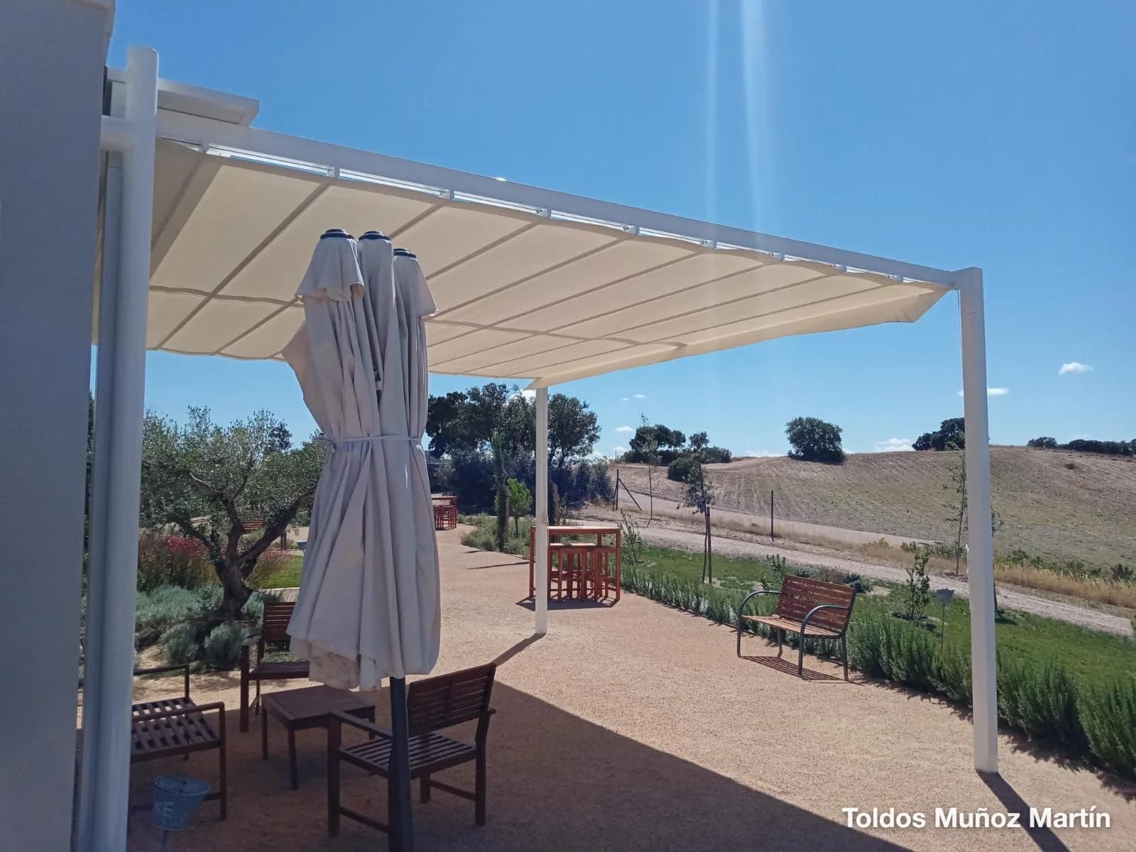 Pérgola con cerramiento instalada por Toldos Muñoz Martín