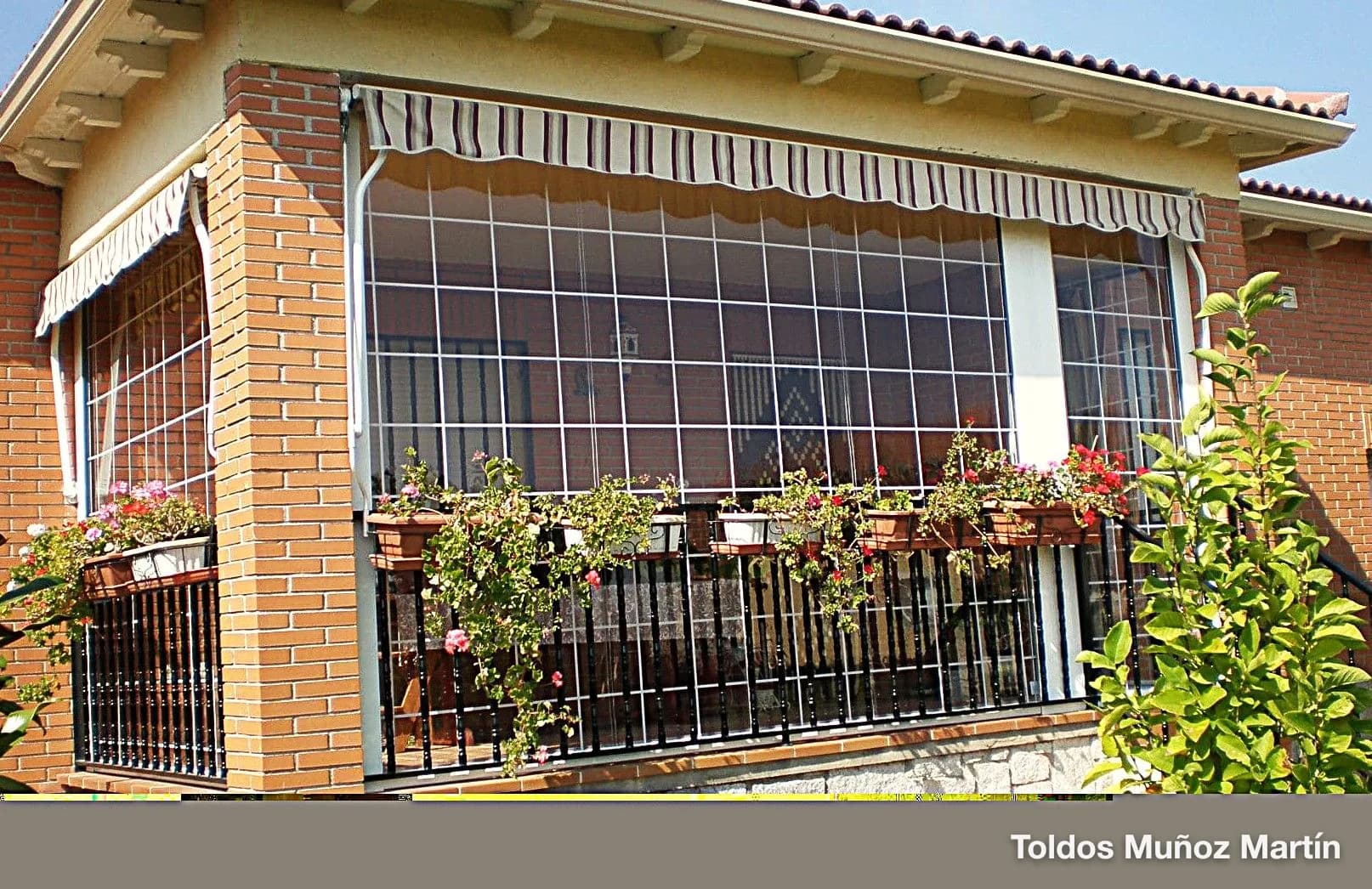 Verticales y cortavientos instalado por Toldos Muñoz Martín