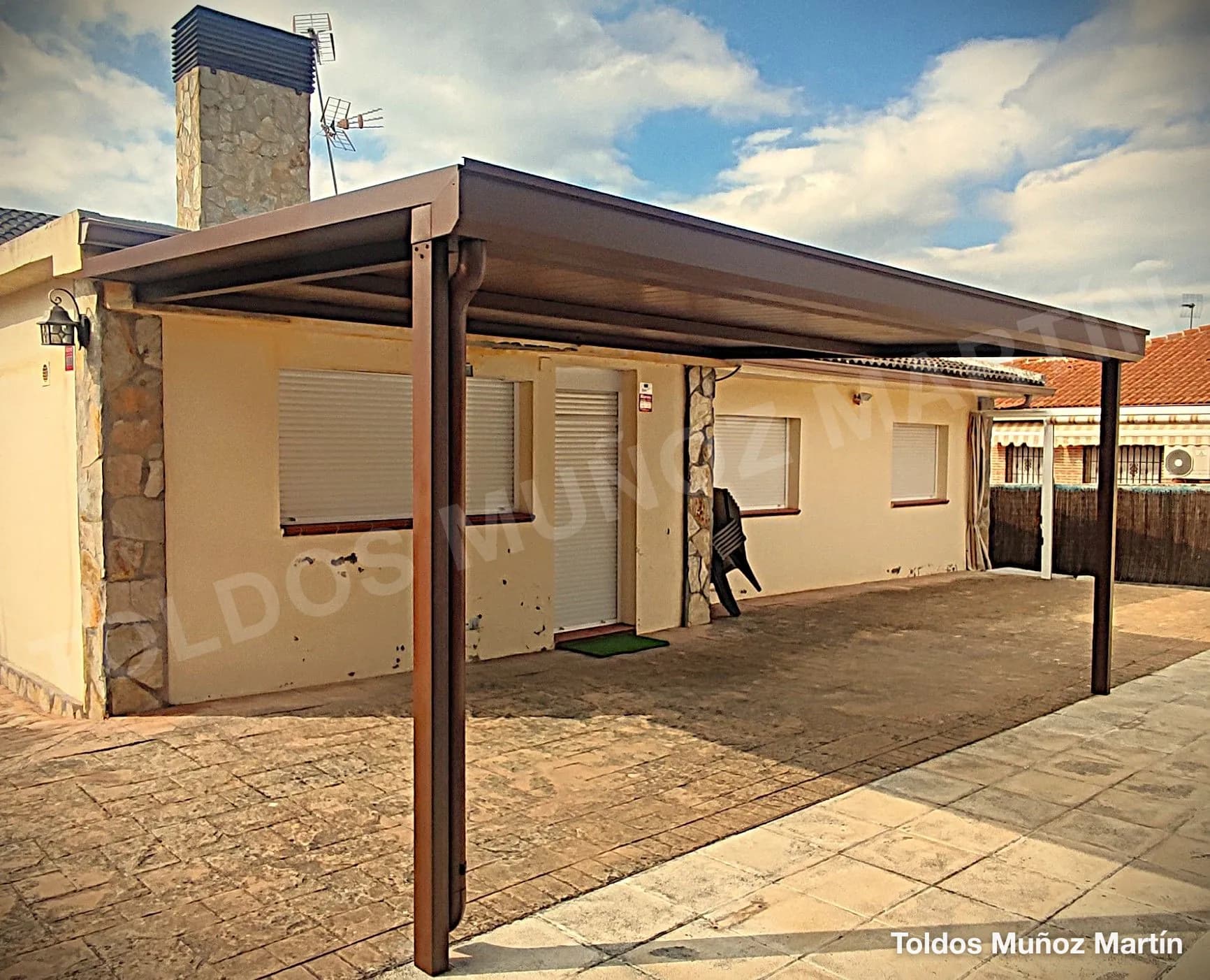 Estructuras de panel sándwich instalado por Toldos Muñoz Martín – trabajo 4