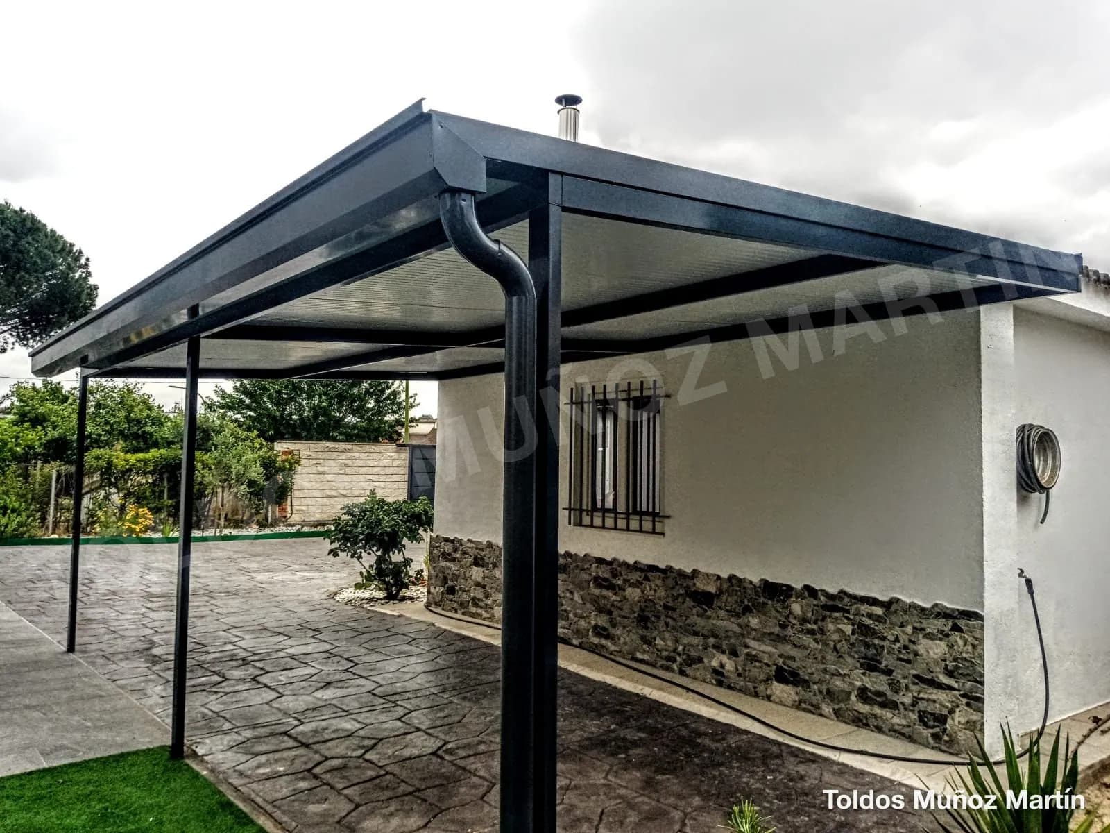 Estructuras de panel sándwich instalado por Toldos Muñoz Martín – trabajo 6