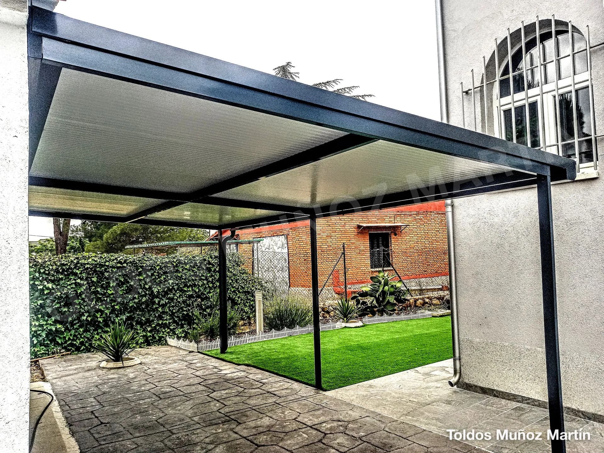 Estructuras de panel sándwich instalado por Toldos Muñoz Martín – trabajo 7