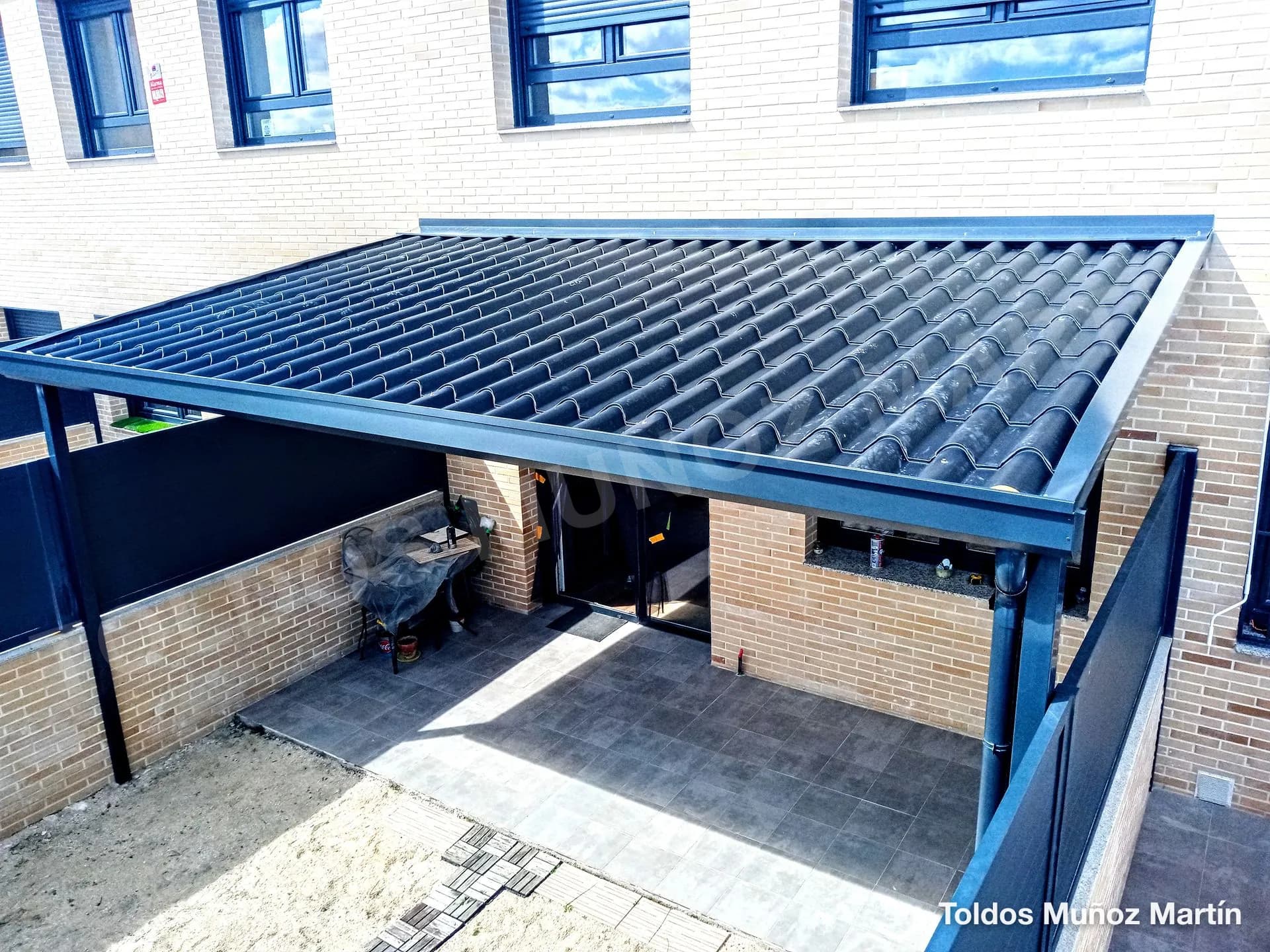 Estructuras de panel sándwich instalado por Toldos Muñoz Martín – trabajo 8