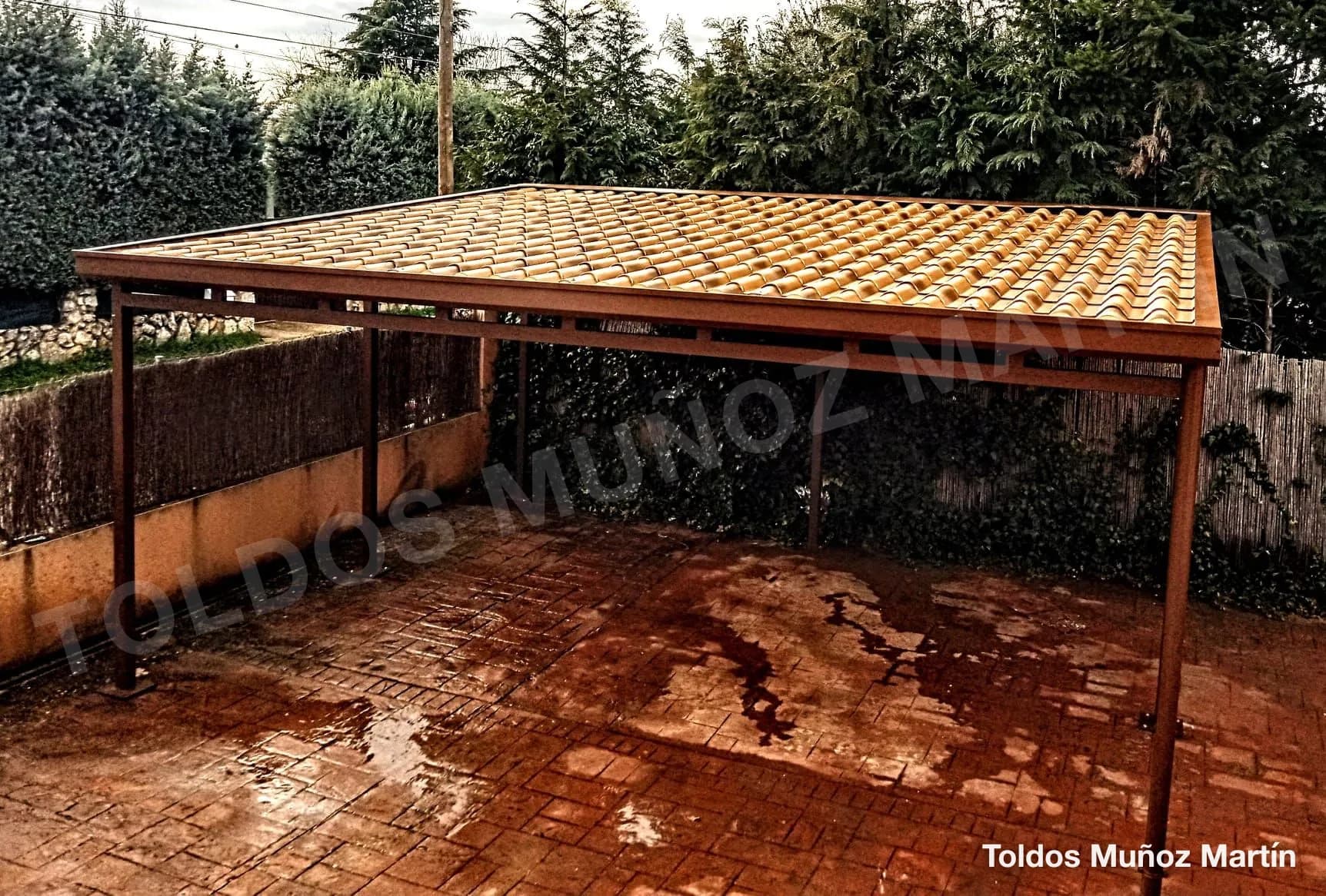 Estructuras de panel sándwich instalado por Toldos Muñoz Martín – trabajo 11