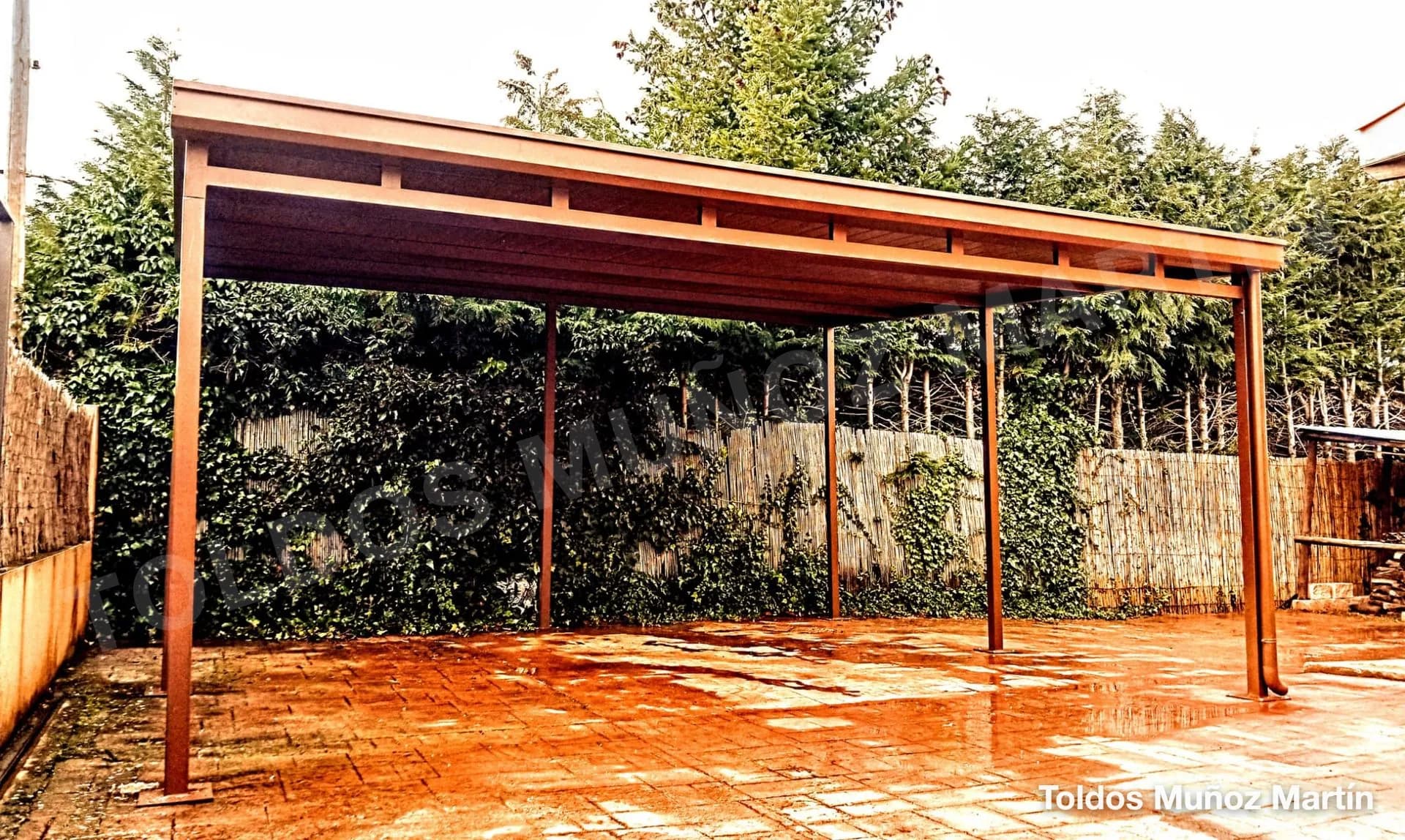 Estructuras de panel sándwich instalado por Toldos Muñoz Martín – trabajo 12