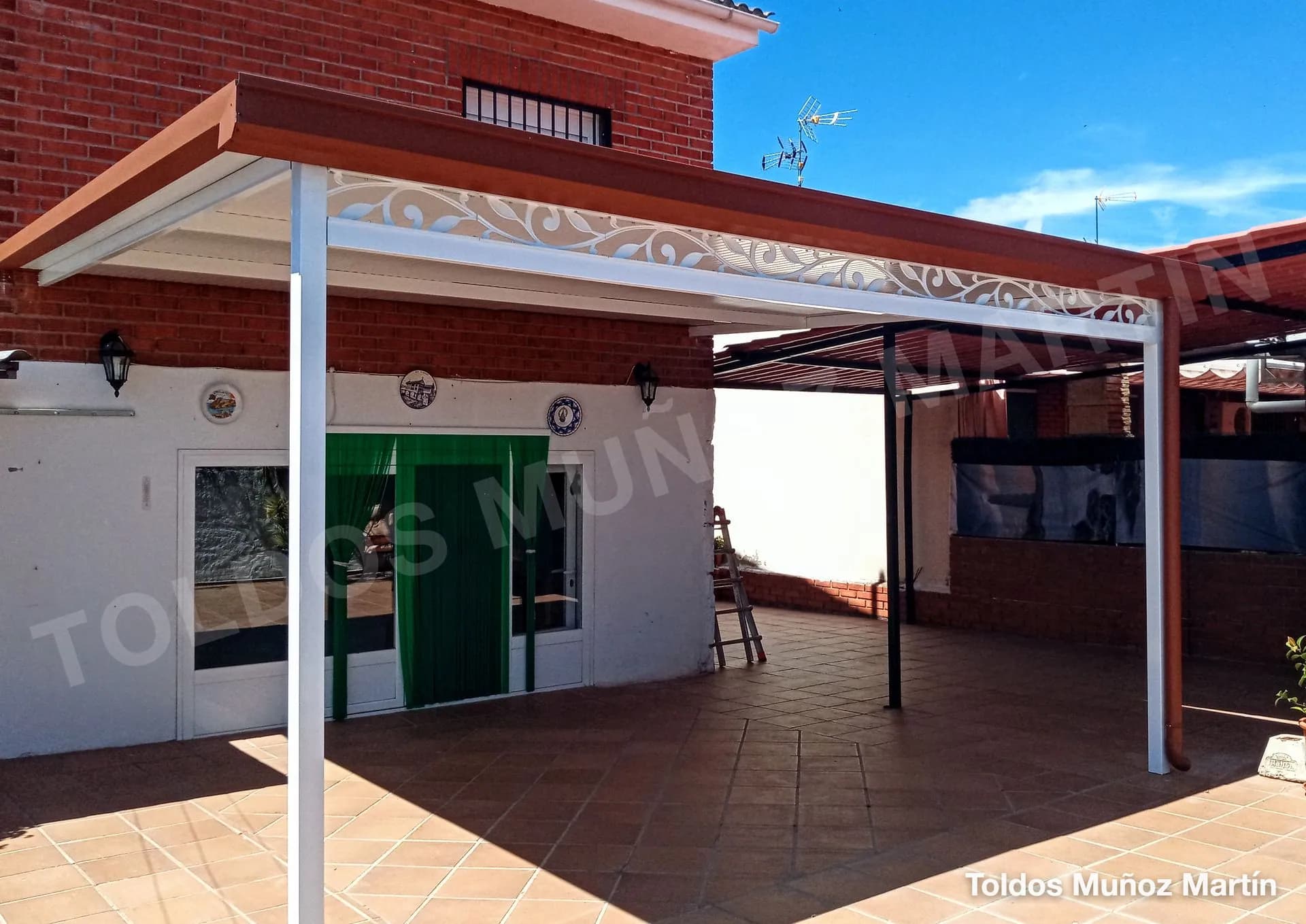 Estructuras de panel sándwich instalado por Toldos Muñoz Martín – trabajo 13