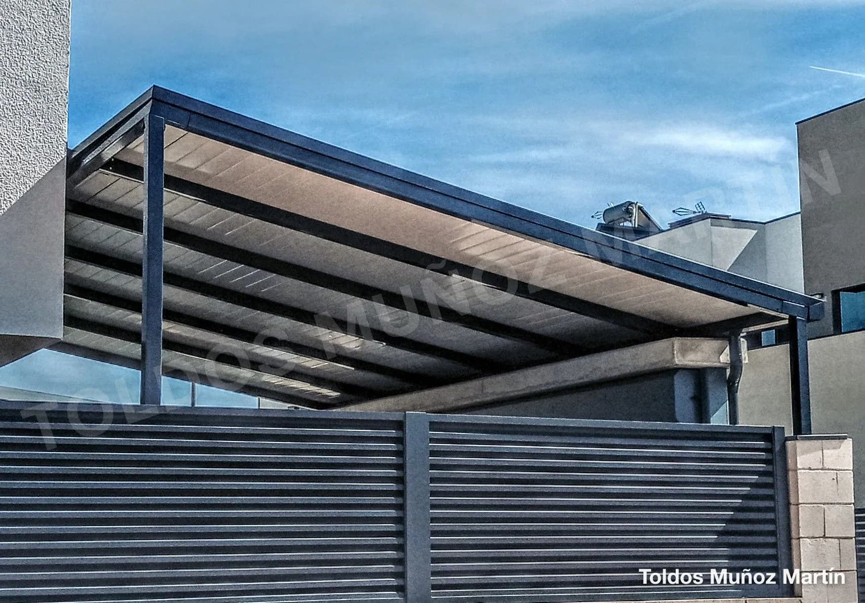 Estructuras de panel sándwich instalado por Toldos Muñoz Martín – trabajo 15