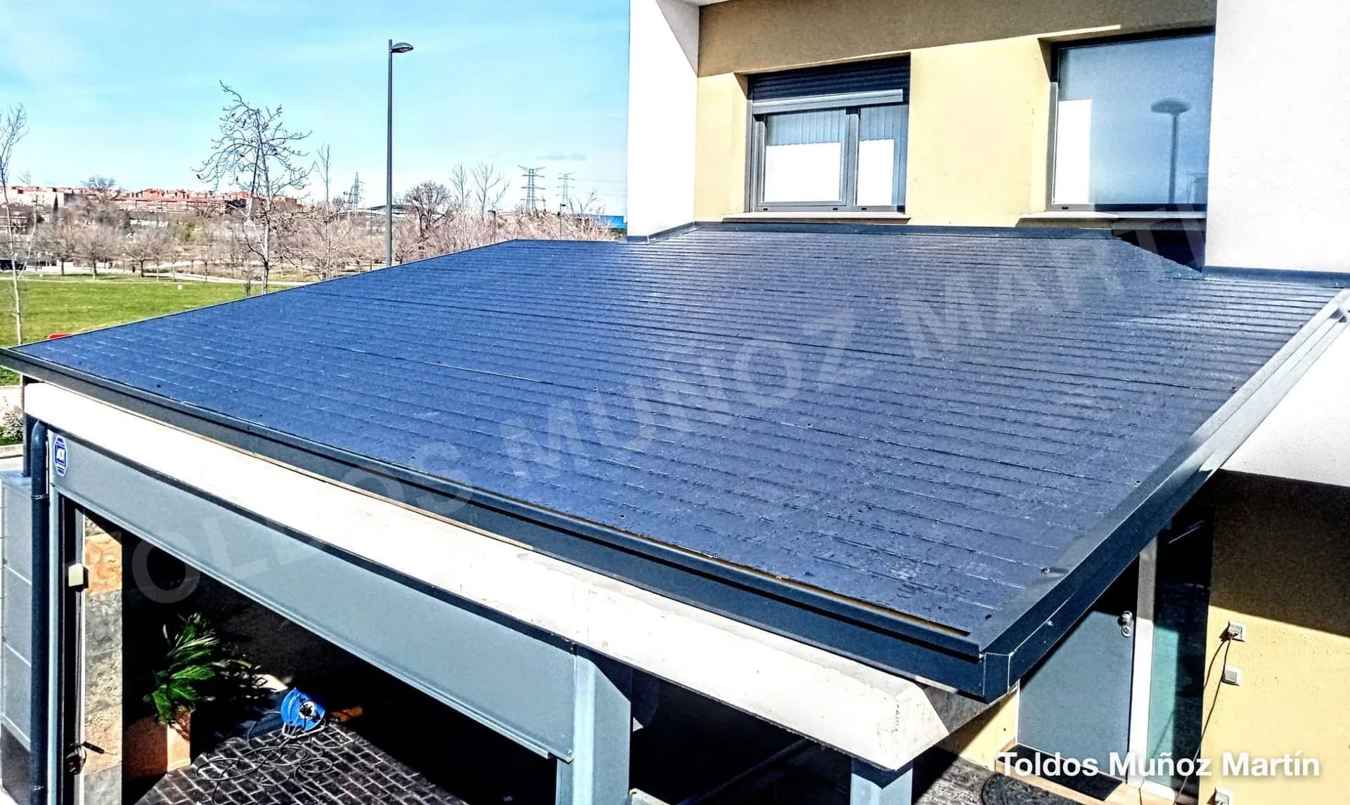 Estructuras de panel sándwich instalado por Toldos Muñoz Martín – trabajo 17