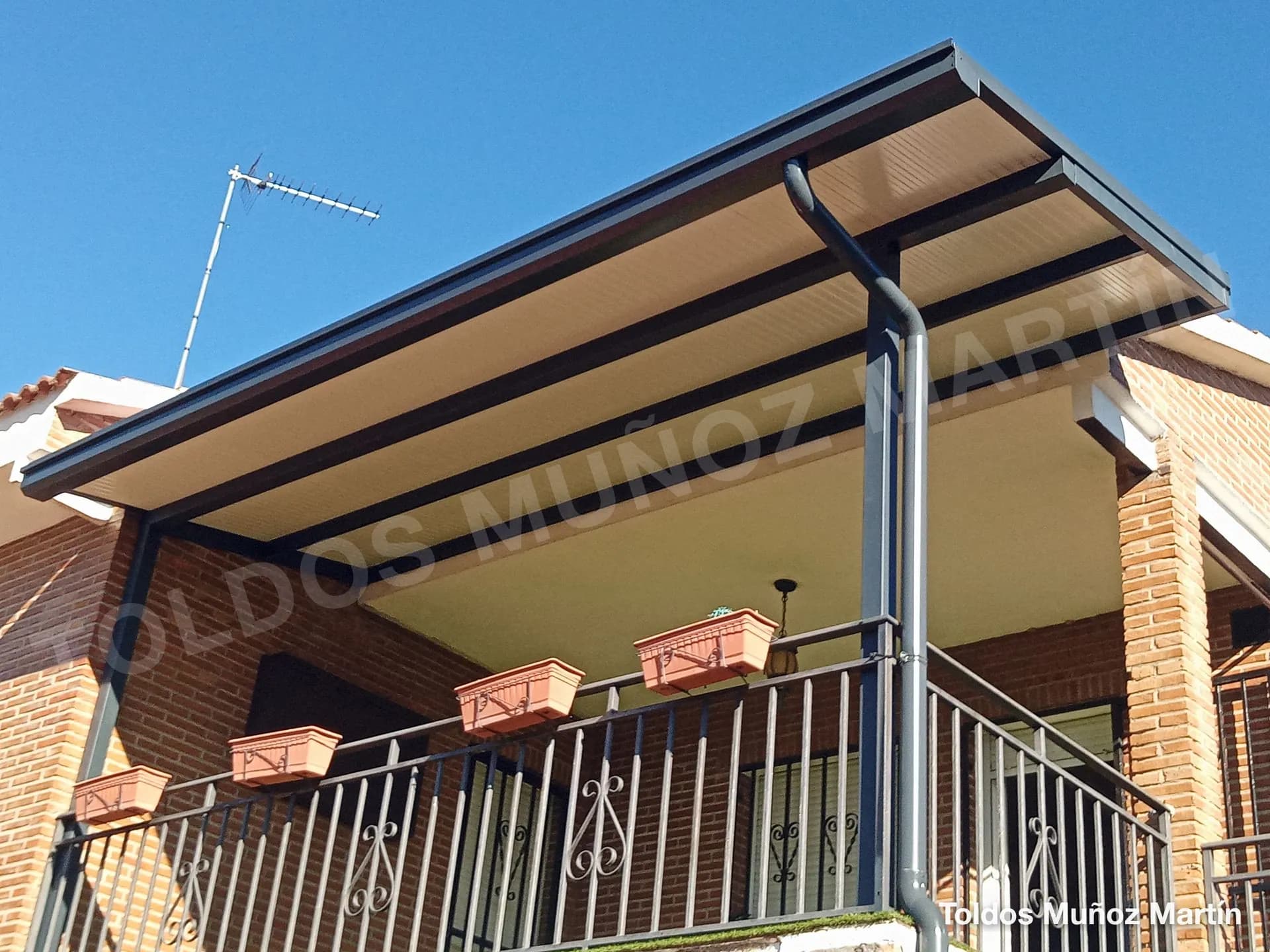 Estructuras de panel sándwich instalado por Toldos Muñoz Martín – trabajo 18
