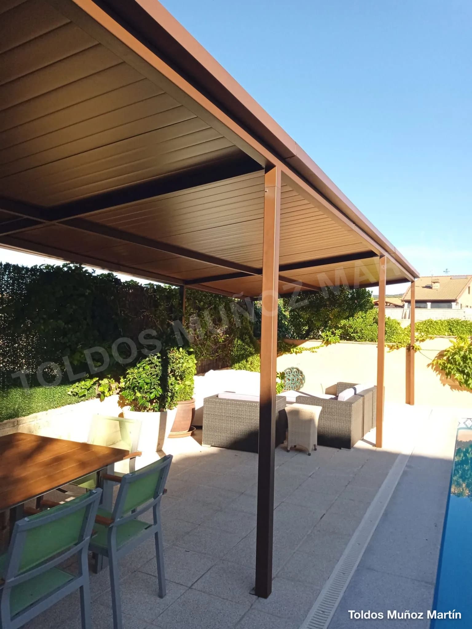 Estructuras de panel sándwich instalado por Toldos Muñoz Martín – trabajo 28