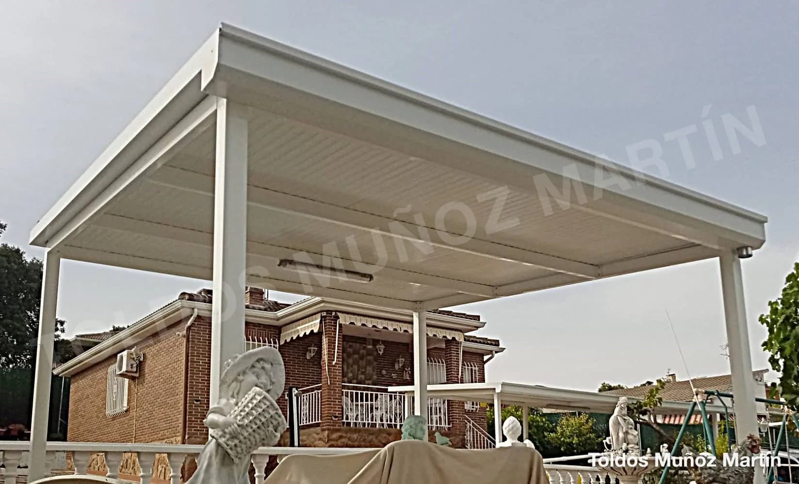 Estructuras de panel sándwich instalado por Toldos Muñoz Martín – trabajo 29
