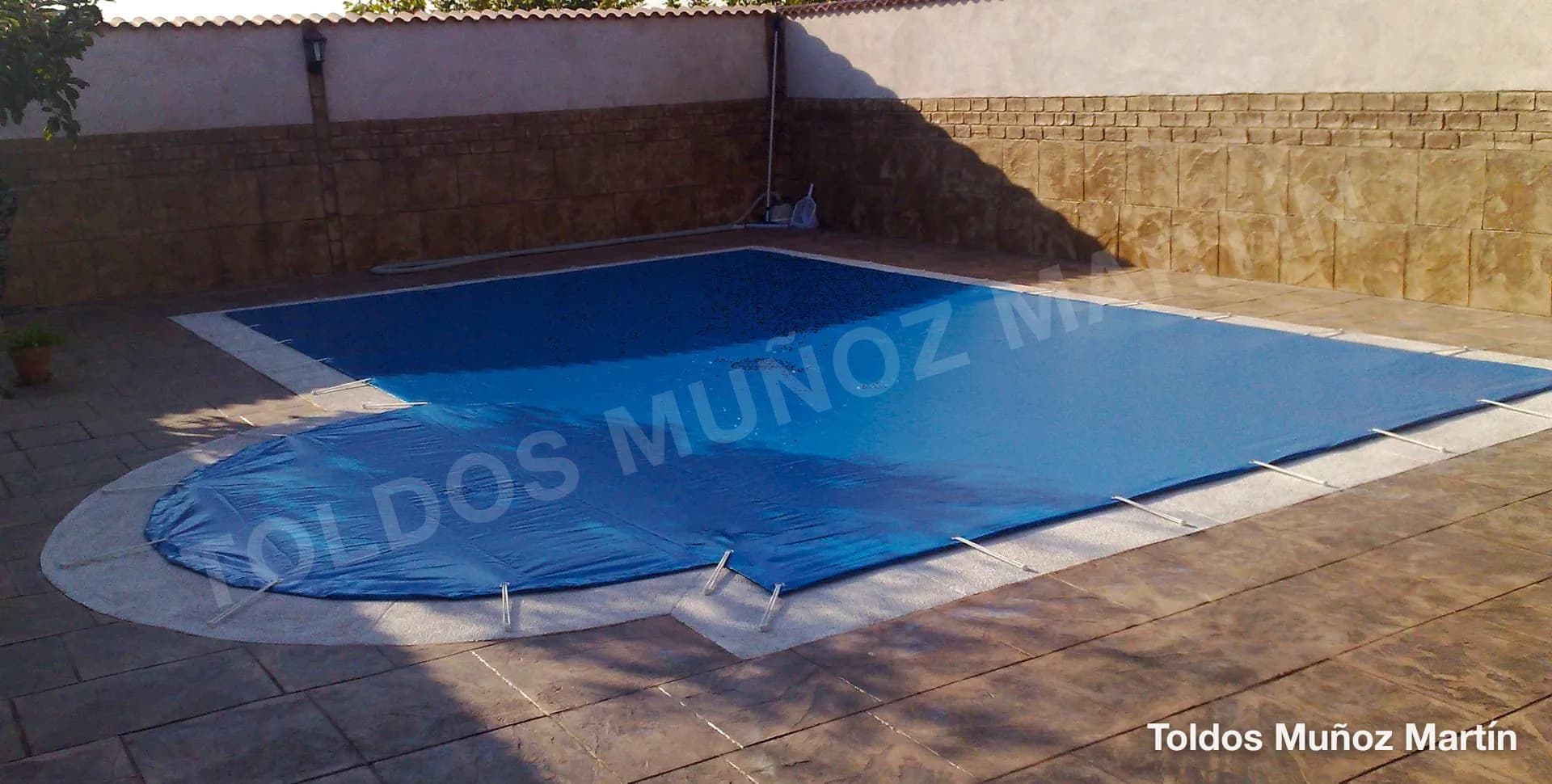 Lonas para piscinas instalado por Toldos Muñoz Martín – trabajo 3