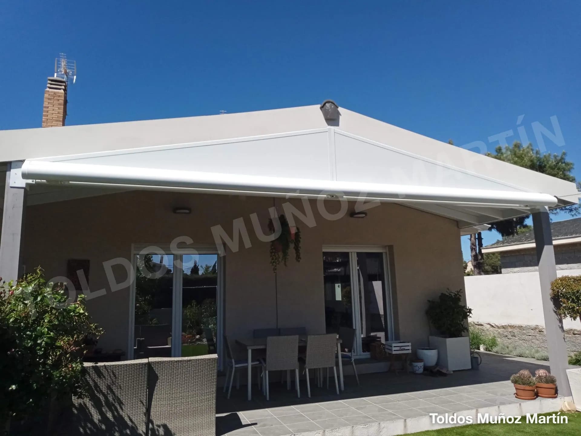 Toldos cofre instalado por Toldos Muñoz Martín – trabajo 4