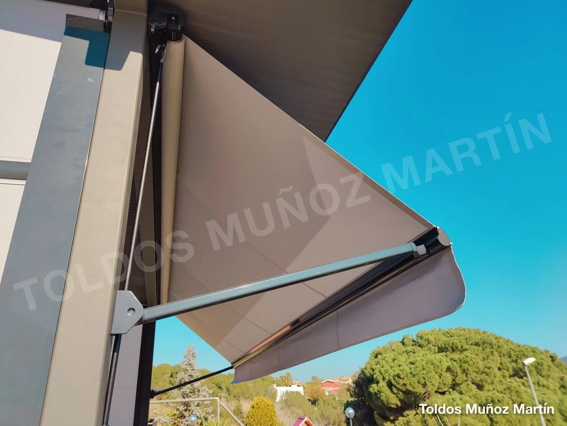 Toldos de portada instalado por Toldos Muñoz Martín – trabajo 1