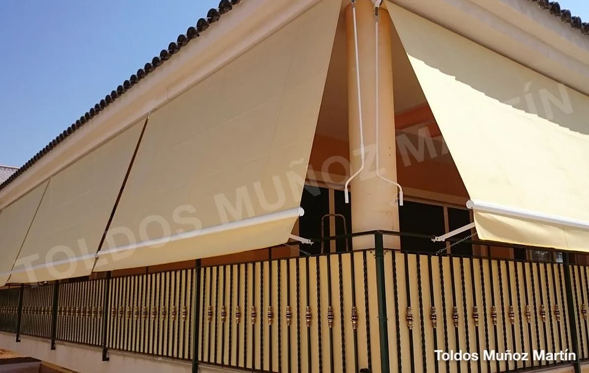 Toldos stor de barandilla instalado por Toldos Muñoz Martín – trabajo 7