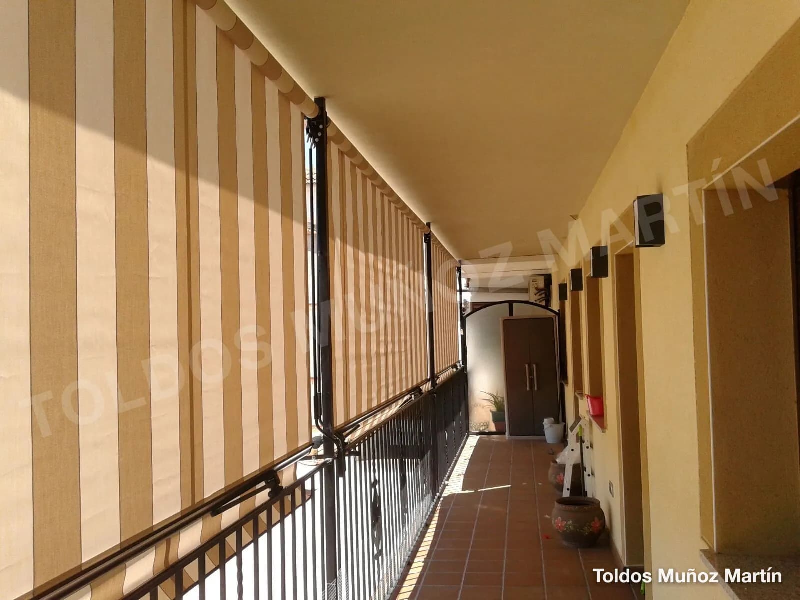 Toldos stor de barandilla instalado por Toldos Muñoz Martín – trabajo 9
